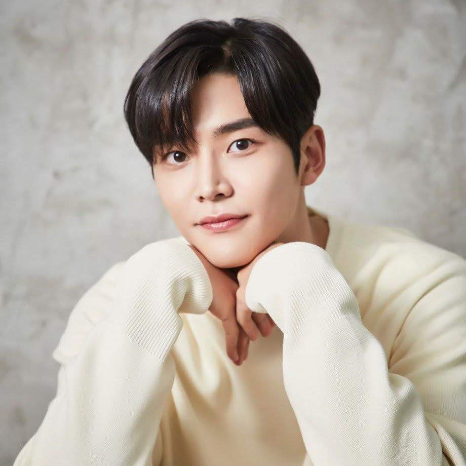 로운의 비하인드 컷