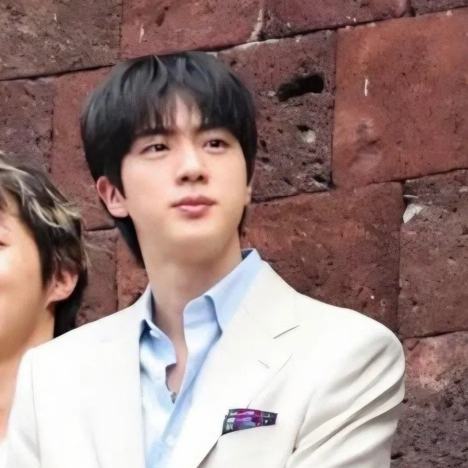 Foto aktivitas terbaru Jin (BTS)