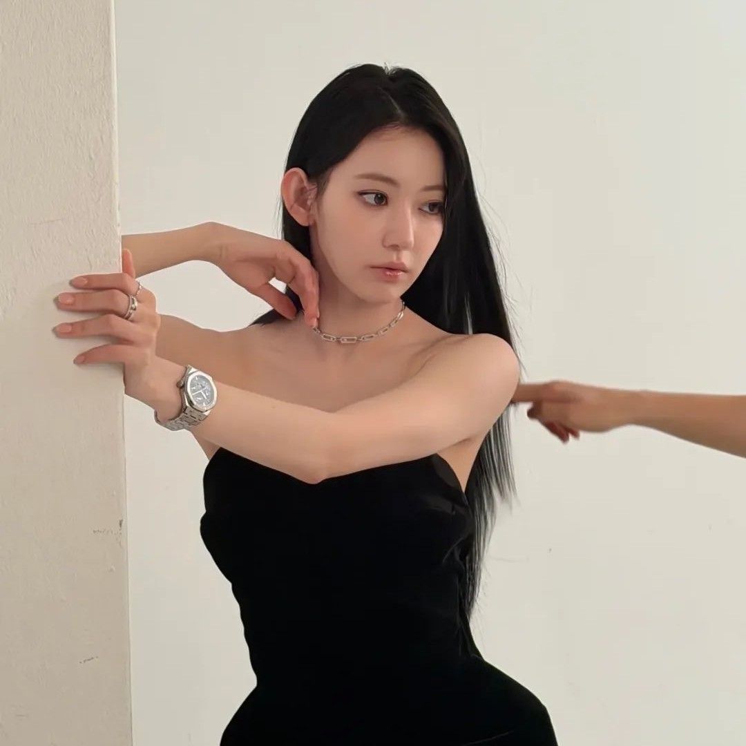 Latest photo of Sakura (LE SSERAFIM)