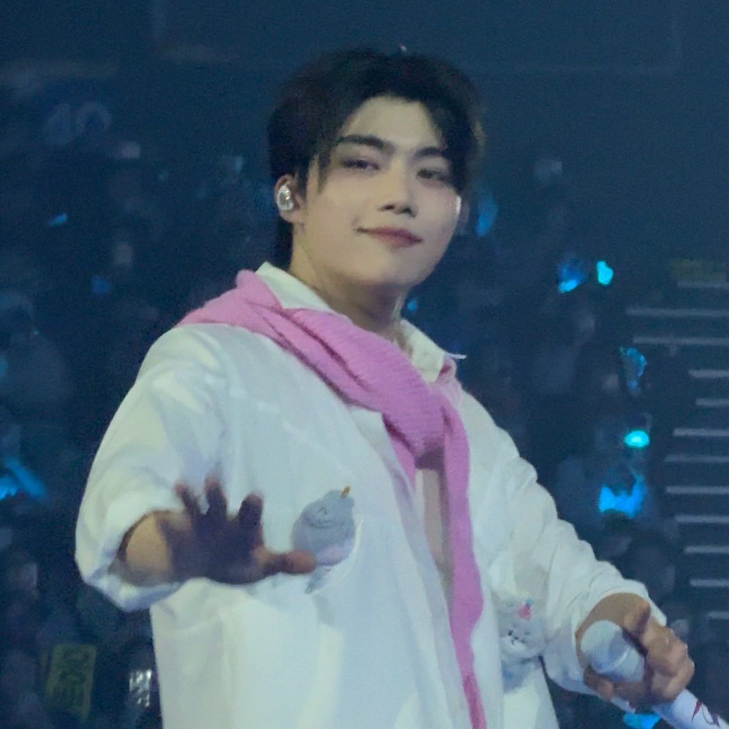 A moment captured by Park Gunwook (ZEROBASEONE)'s fan