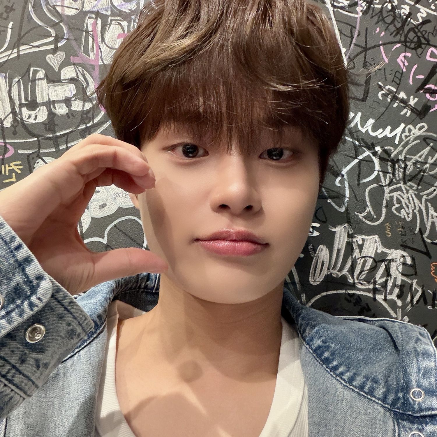 A moment captured by Lee Daehwi (AB6IX)'s fan