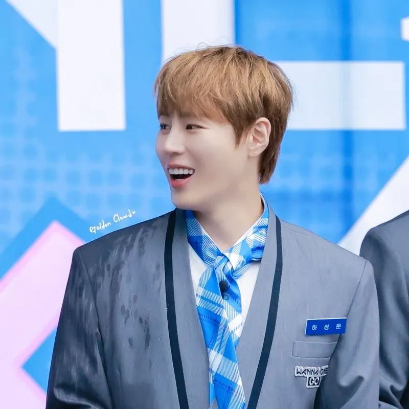 A moment captured by Ha Sungwoon's fan