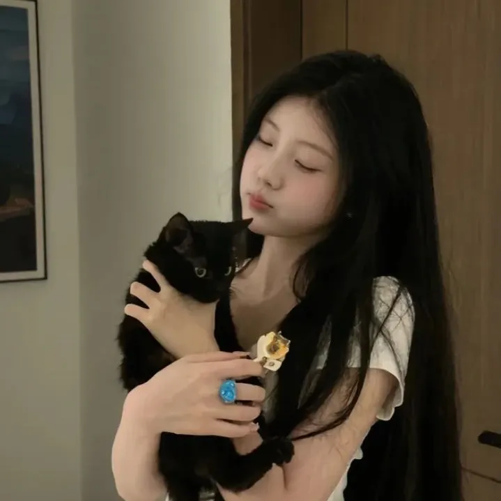 Behind-the-scenes cut of Wonhee (ILLIT)