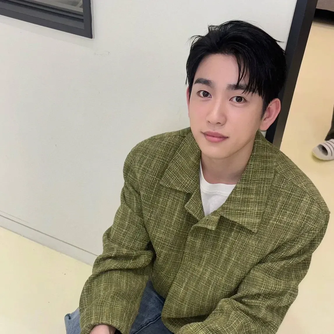Behind-the-scenes cut of Jinyoung (GOT7)