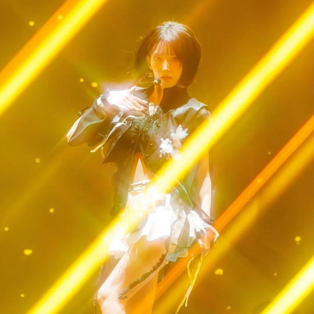 Behind-the-scenes cut of Sakura (LE SSERAFIM)