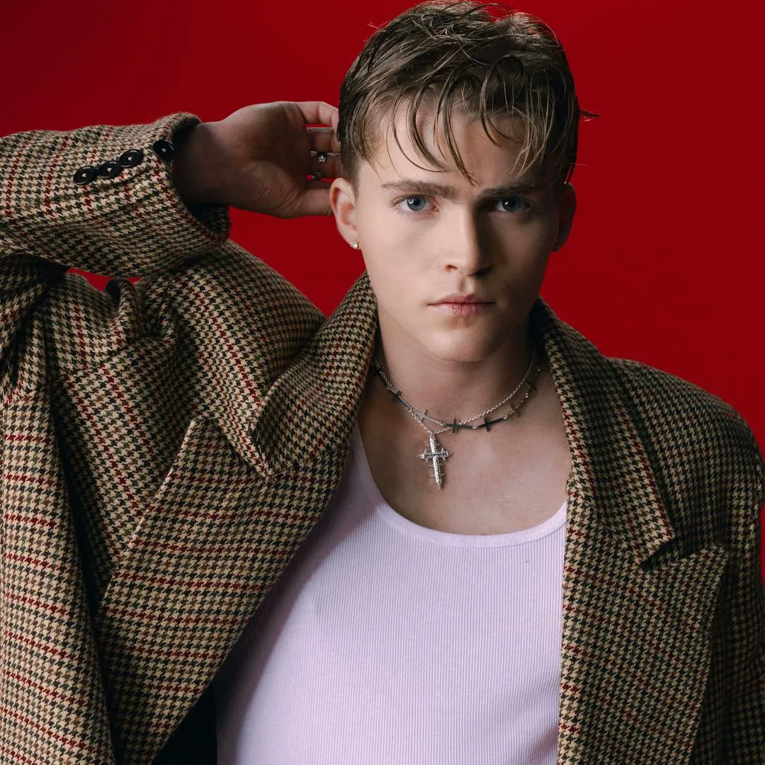 Behind-the-scenes cut of Gabi (SANTOS BRAVOS)