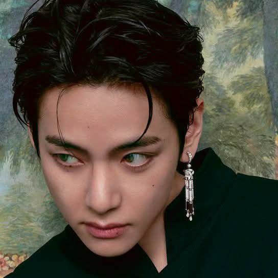 Foto aktivitas terbaru V (BTS)