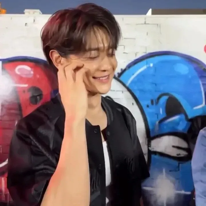 Behind-the-scenes cut of Minho (SHINee)
