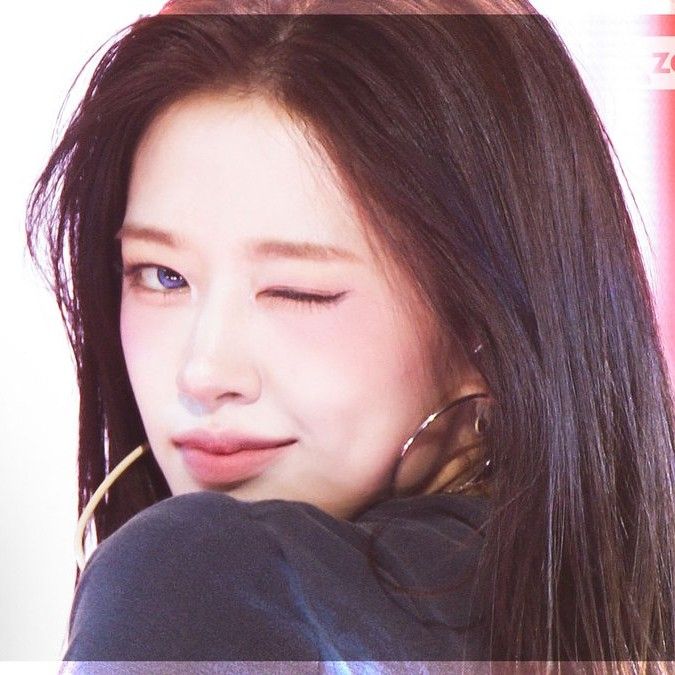 안유진 (IVE) 최근 활동샷