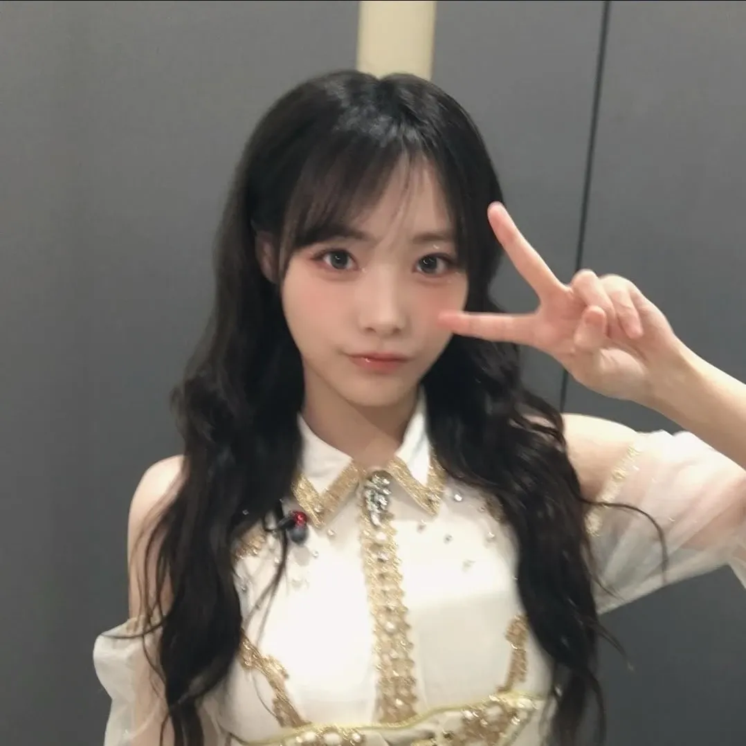 Recent activity shot of Siyeon (QWER)