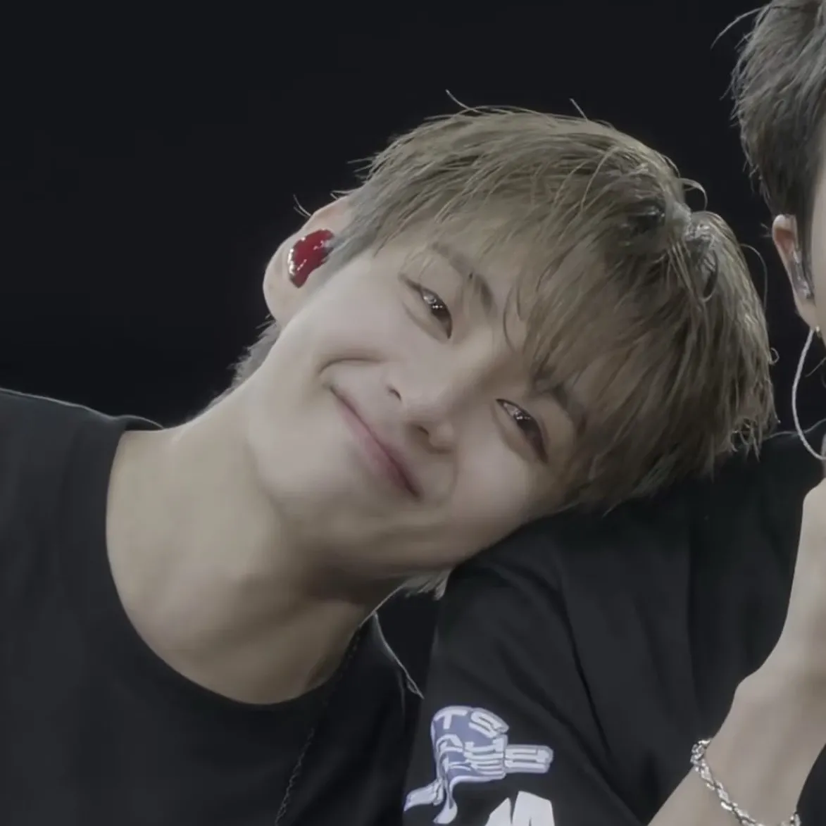 뷔 (방탄소년단) 최근 활동샷