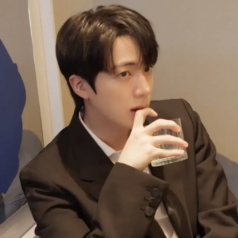 Foto aktivitas terbaru Jin (BTS)
