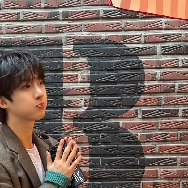 Recent activity shot of Hui (PENTAGON)