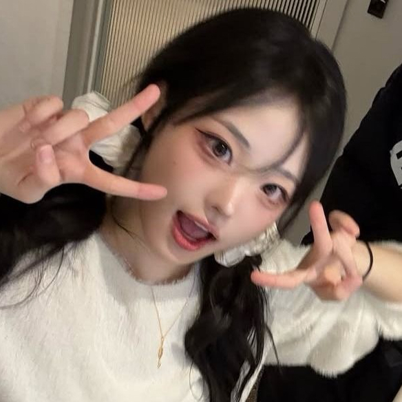 Behind-the-scenes cut of QWER