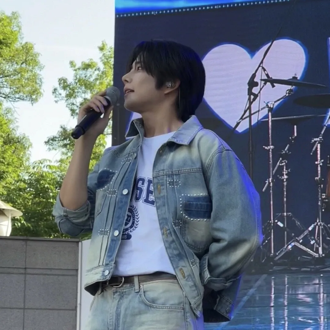A moment captured by MJ (ASTRO)'s fan