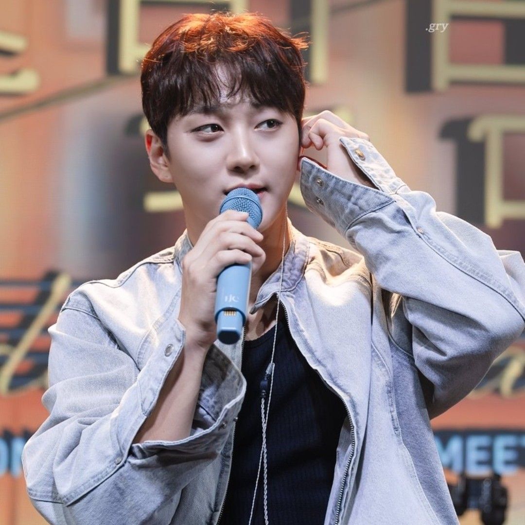 A moment captured by Hong Joochan (GoldenChild)'s fan