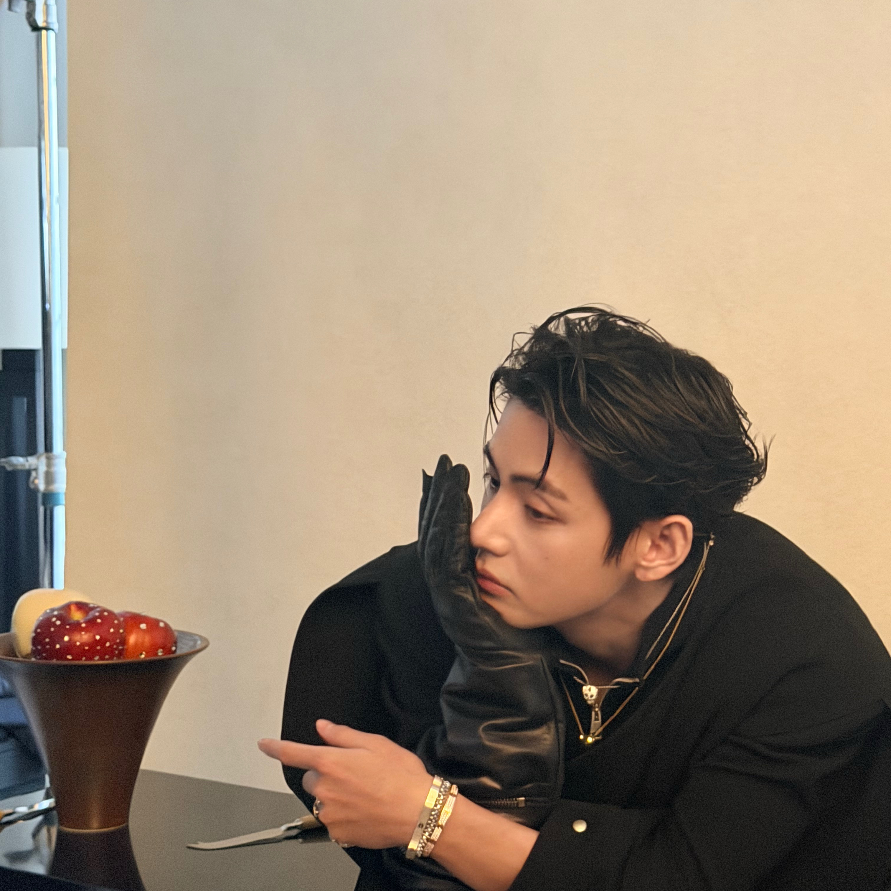 Behind-the-scenes cut of V (BTS)