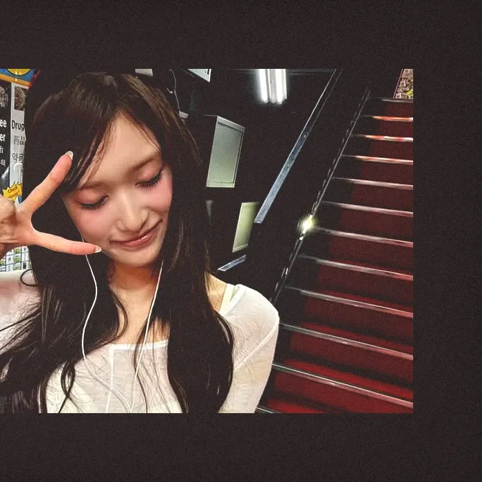 Foto aktivitas terbaru Leeseo (IVE)