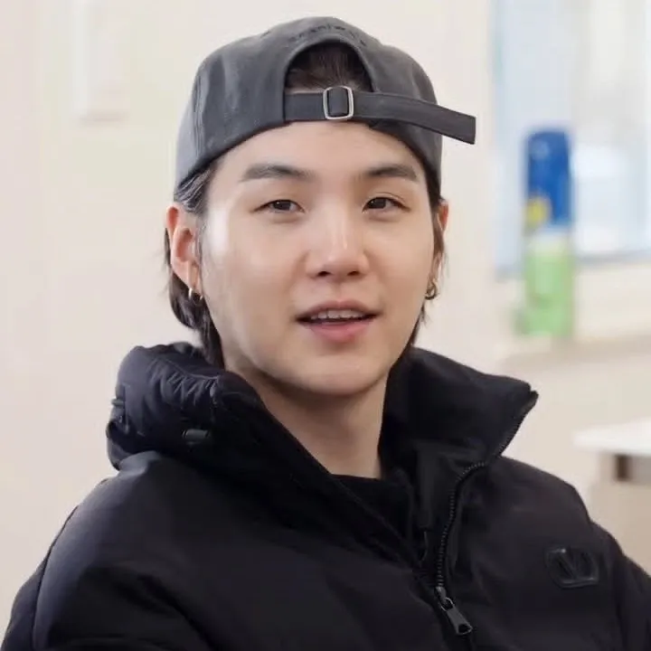 Foto aktivitas terbaru SUGA (BTS)