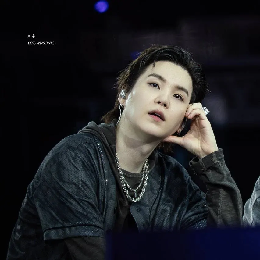 Foto aktivitas terbaru SUGA (BTS)