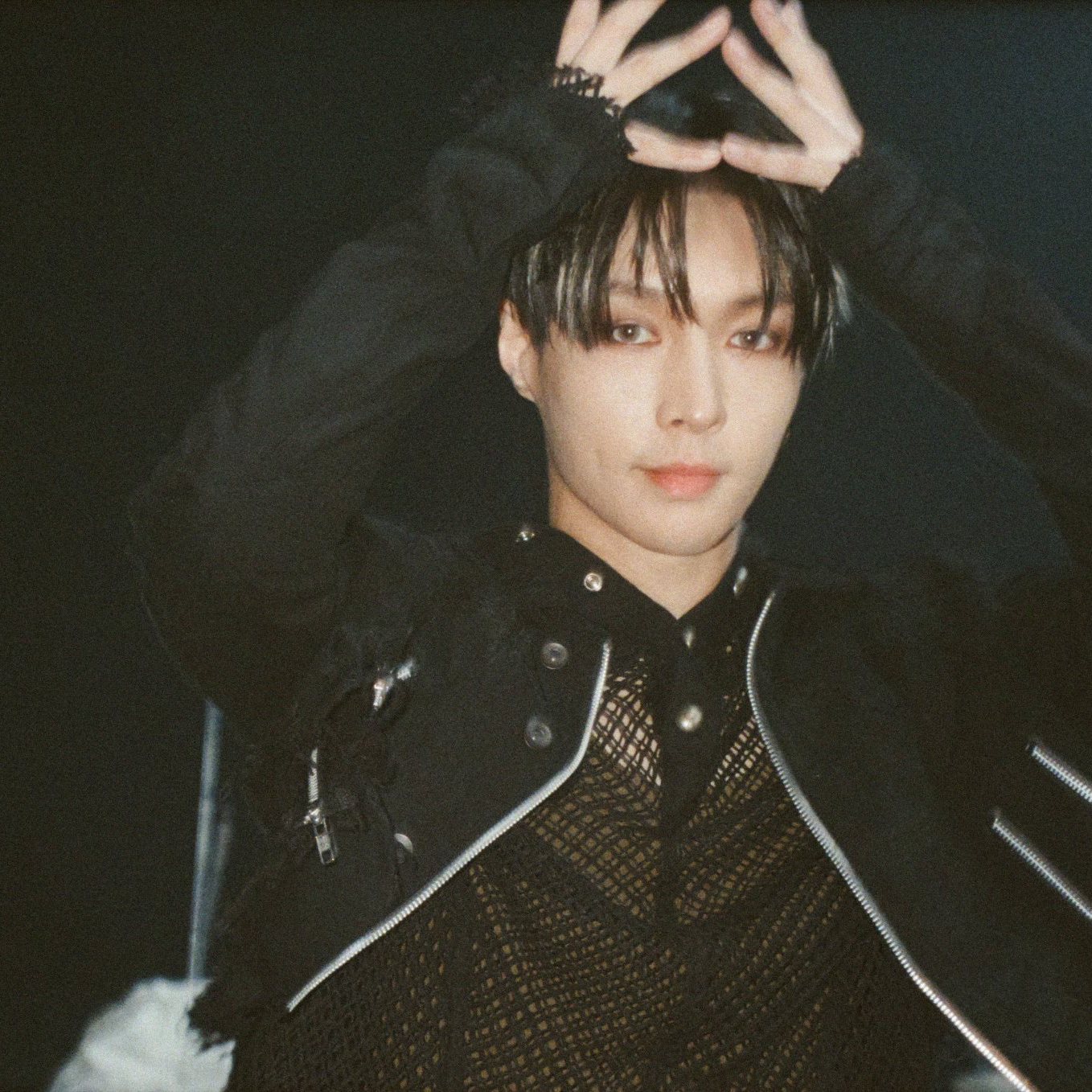 Behind-the-scenes cut of Lay (EXO)