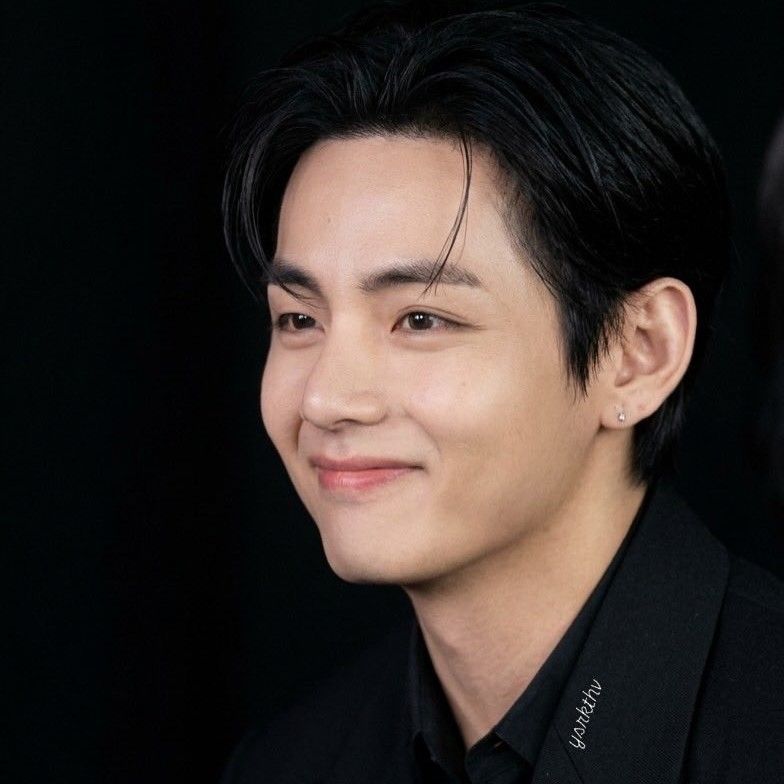 뷔 (방탄소년단)의 최신 사진