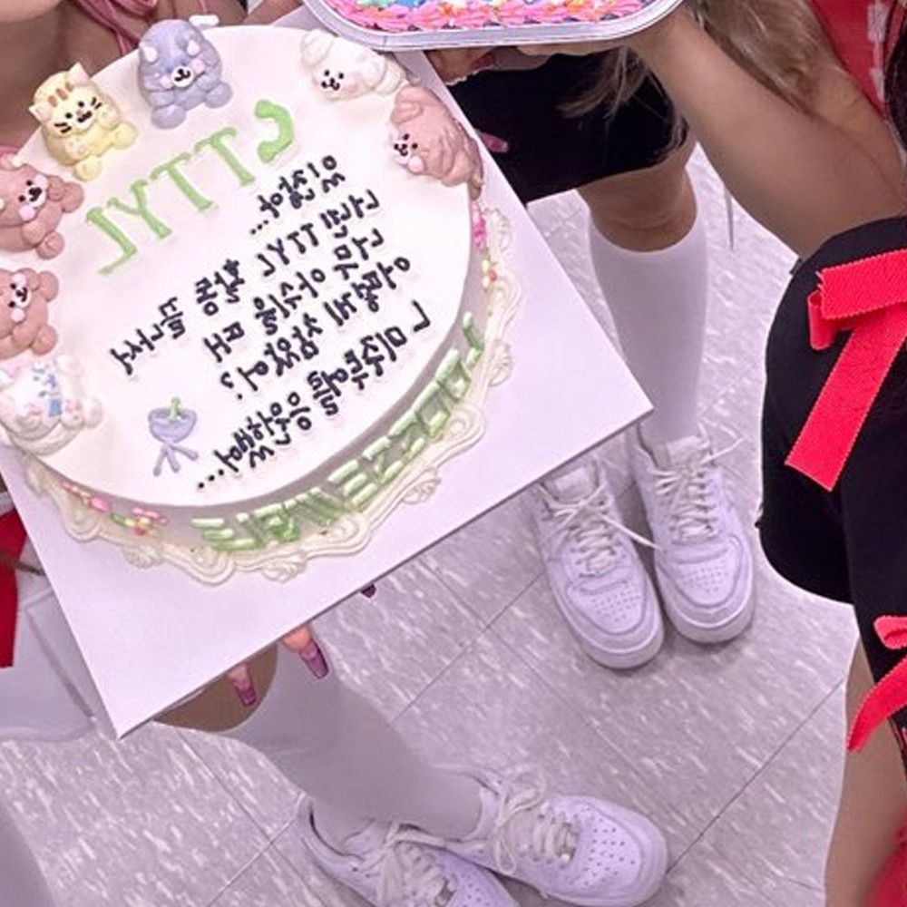 Behind-the-scenes cut of Loossemble