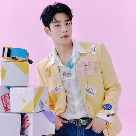 A moment captured by MJ (ASTRO)'s fan