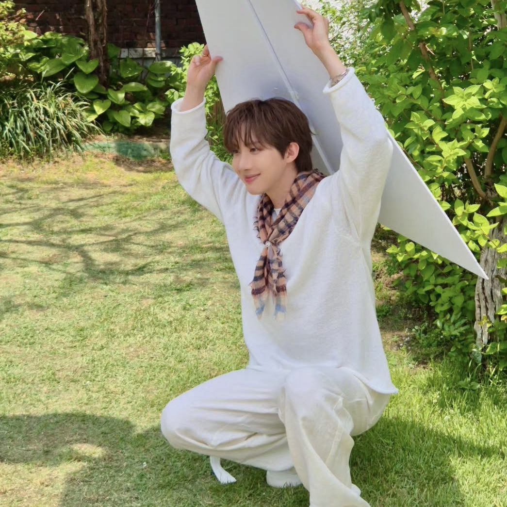 A moment captured by Hui (PENTAGON)'s fan