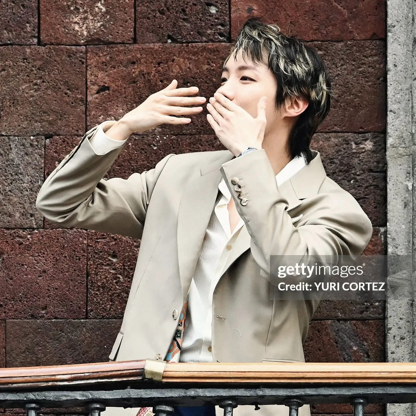 Foto aktivitas terbaru j-hope (BTS)