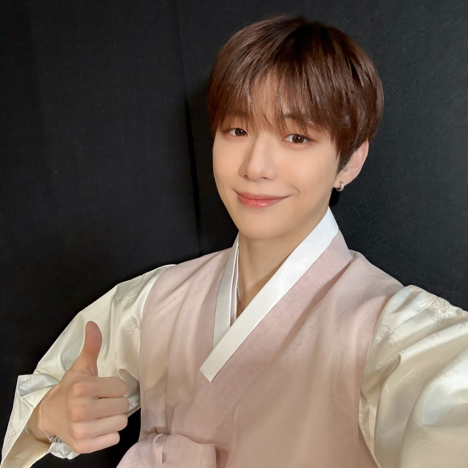 강다니엘의 비하인드 컷