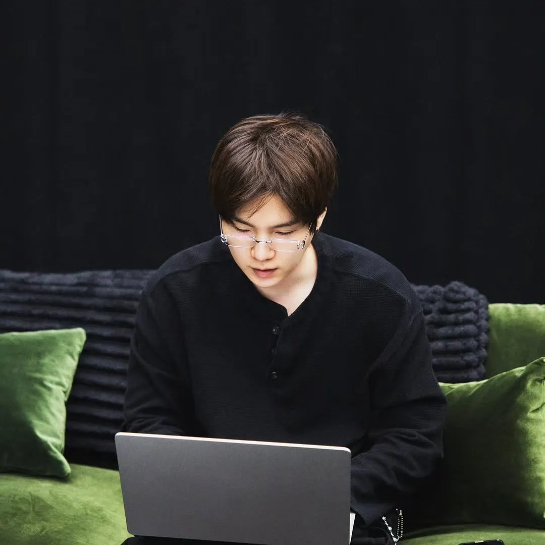 Foto aktivitas terbaru SUGA (BTS)
