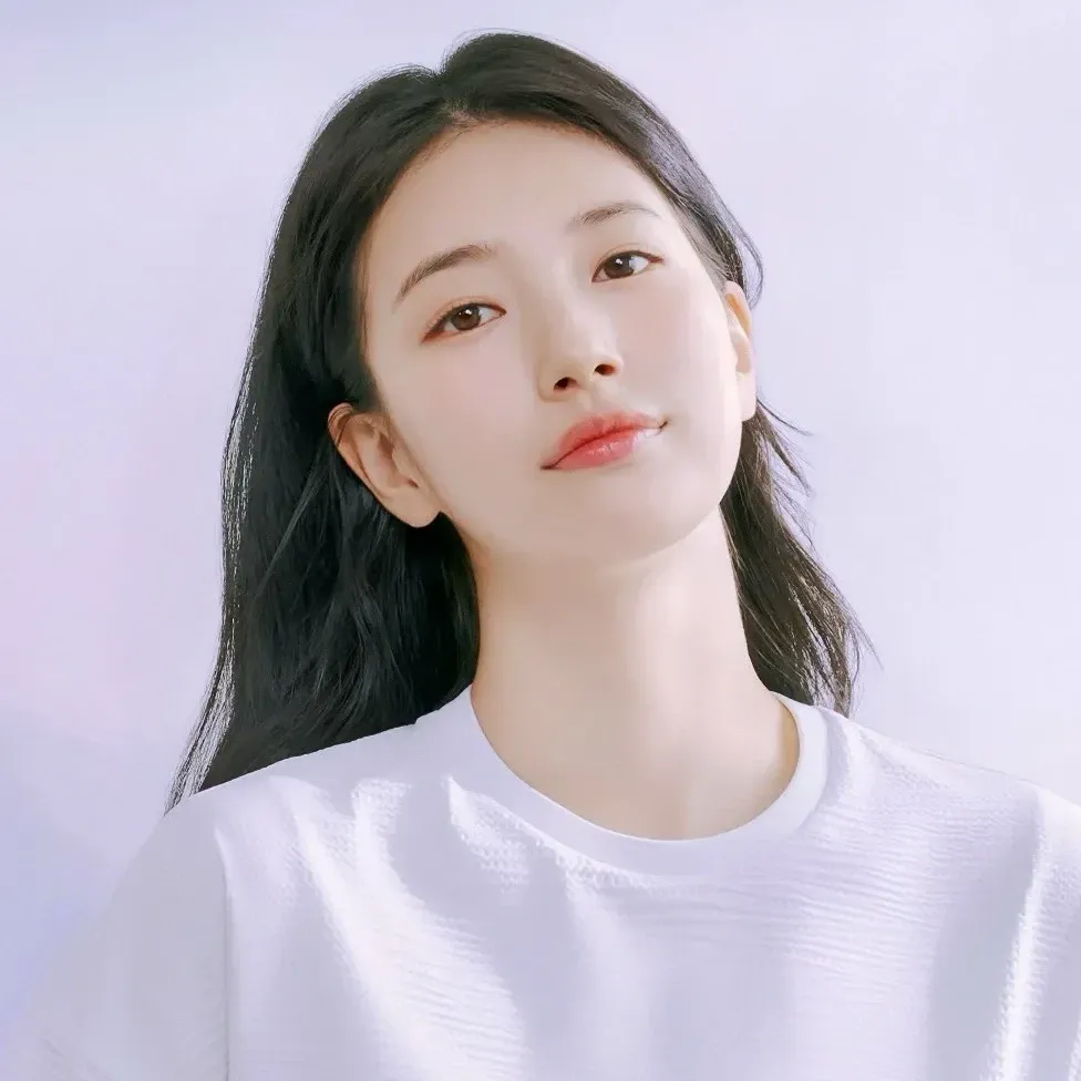 A moment captured by Suzy's fan