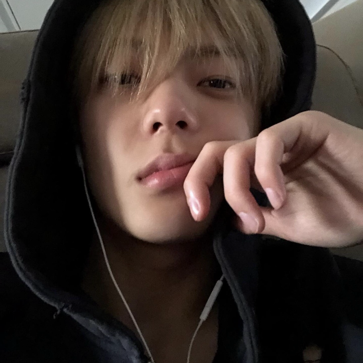 Behind-the-scenes cut of LEEJEONG (WHIB)