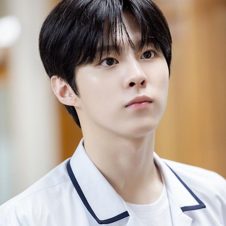 Behind-the-scenes cut of Kim Wooseok