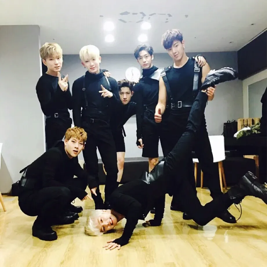 Foto aktivitas terbaru MONSTA X