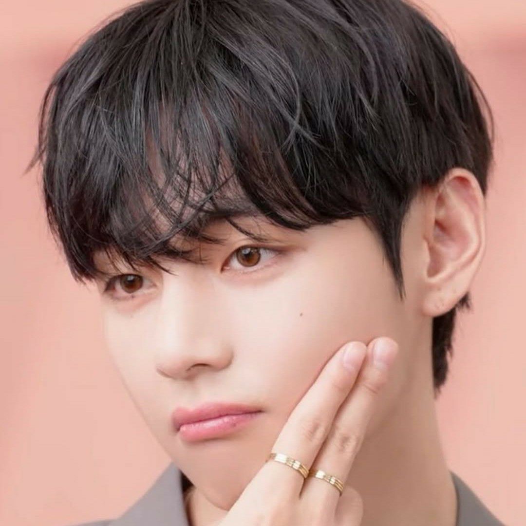 뷔 (방탄소년단)의 최신 사진