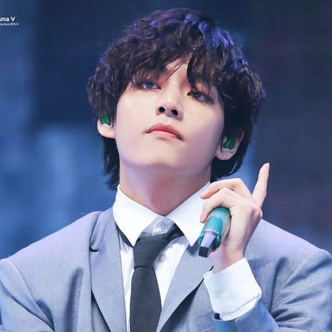 V (防彈少年團)的最新活動照片