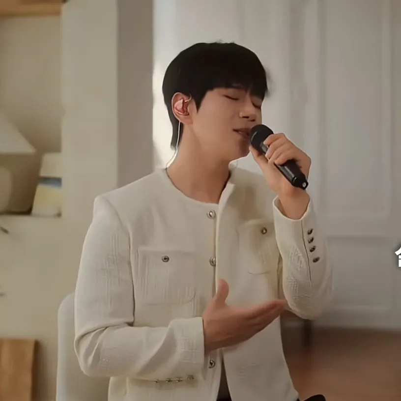 Recent activity shot of Hwang Chiyeol