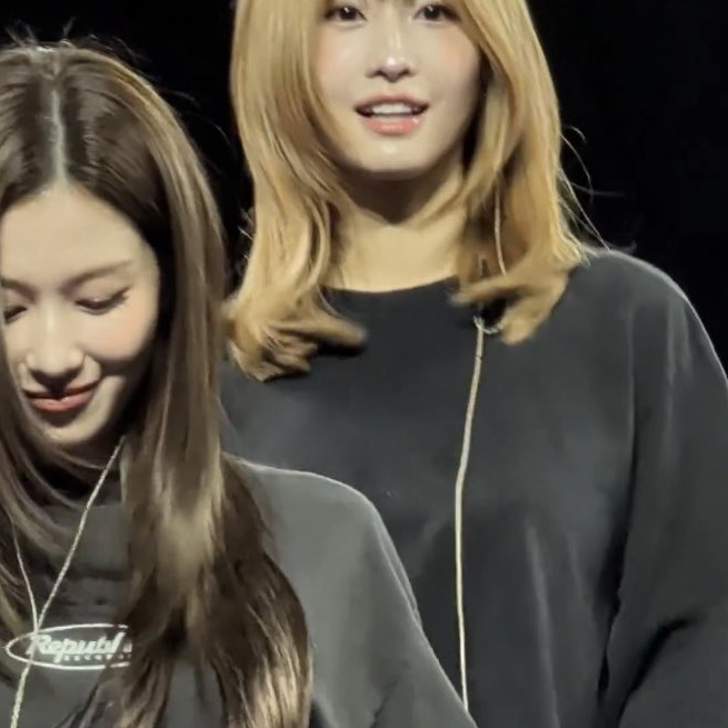 Foto aktivitas terbaru Momo (TWICE)