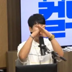 A moment captured by Hwang Chiyeol's fan