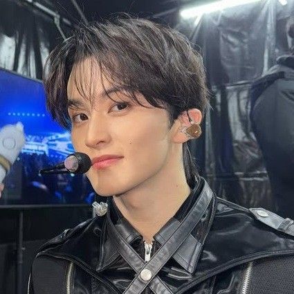 Behind-the-scenes cut of Mark (NCT 127, NCT DREAM)