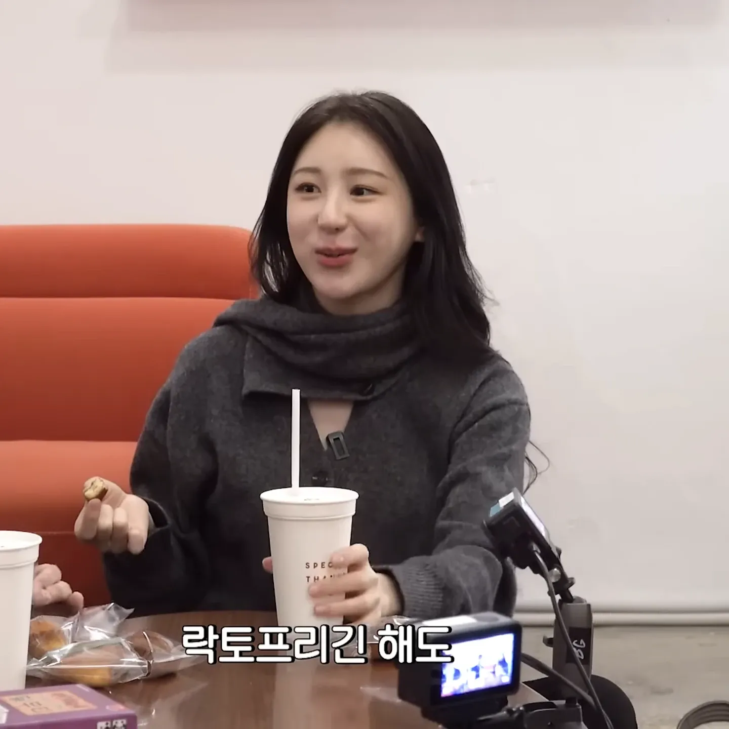 Behind-the-scenes cut of Lee Chaeyeon