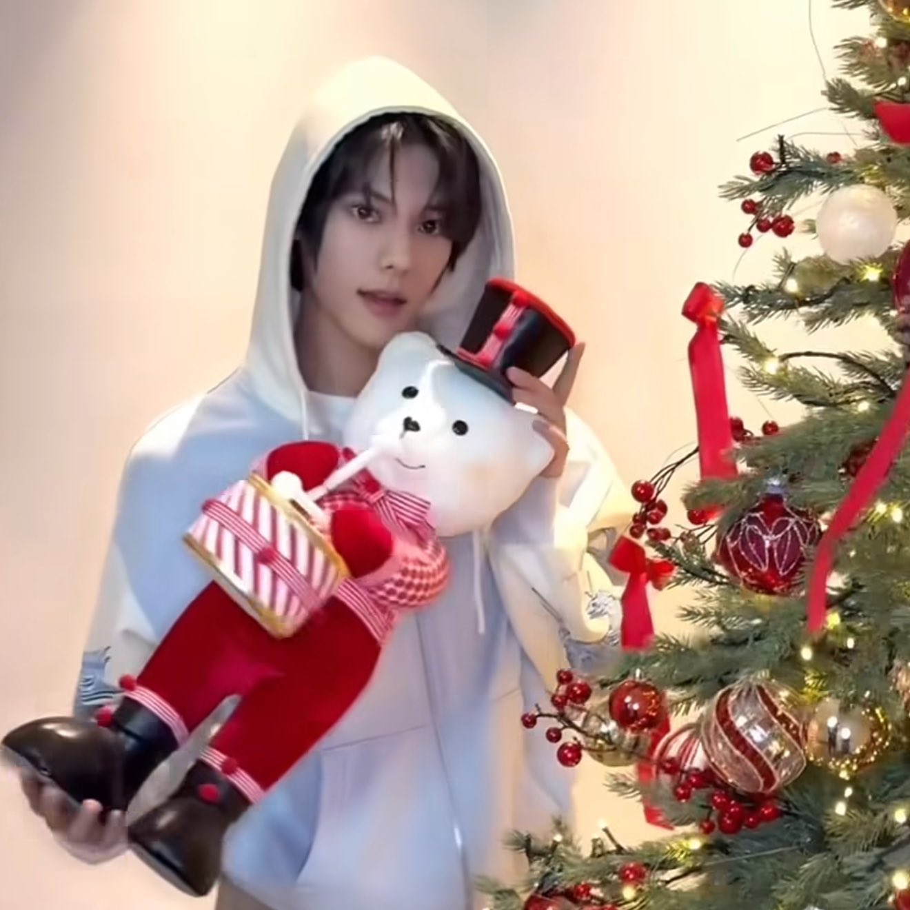 Behind-the-scenes cut of Nicholas (SMTR25)