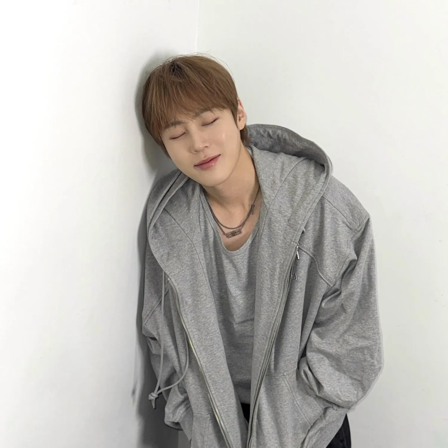 Behind-the-scenes cut of Ha Sungwoon