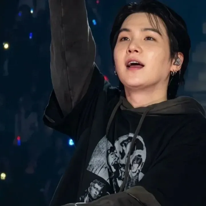 Foto aktivitas terbaru SUGA (BTS)