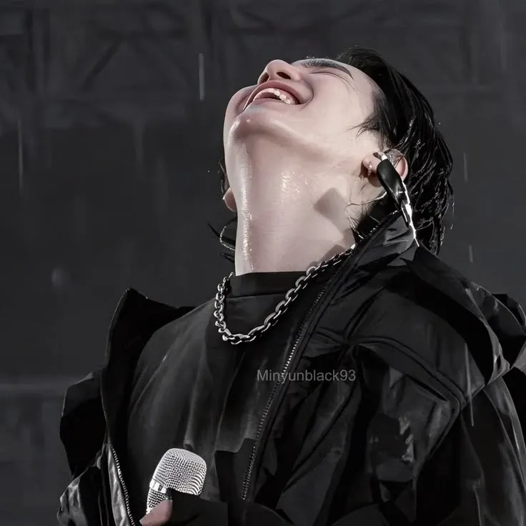 Foto aktivitas terbaru SUGA (BTS)