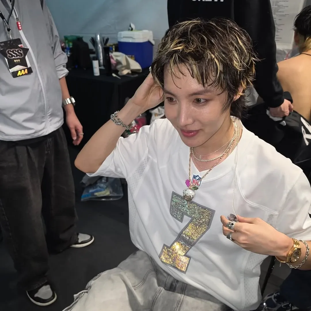 Foto aktivitas terbaru j-hope (BTS)