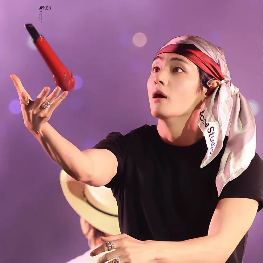 A moment captured by V (BTS)'s fan