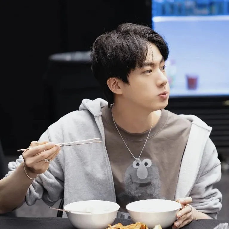 Momen yang diabadikan oleh penggemar Jin (BTS)